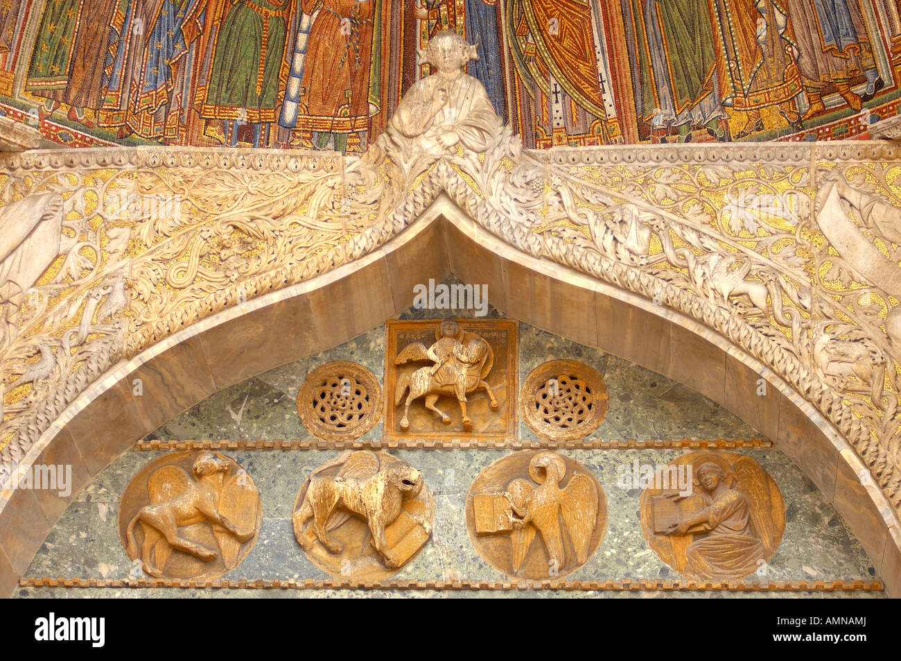 Venise, Italie. Sculpture détaillée sur la façade de la Basilique. Banque D'Images