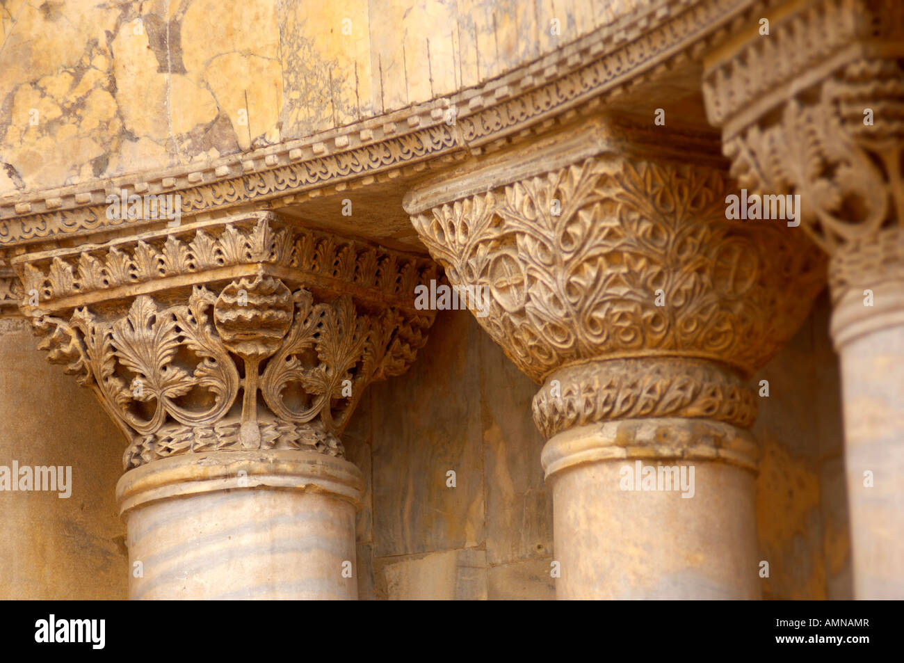 Venise, Italie. Sculpture détaillée et colonne de marbre sur la façade de la Basilique. Banque D'Images
