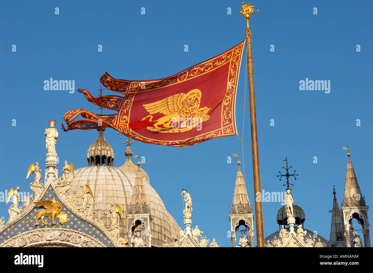 Venise, Italie drapeau vénitien voler au-dessus de la Basilique. Banque D'Images