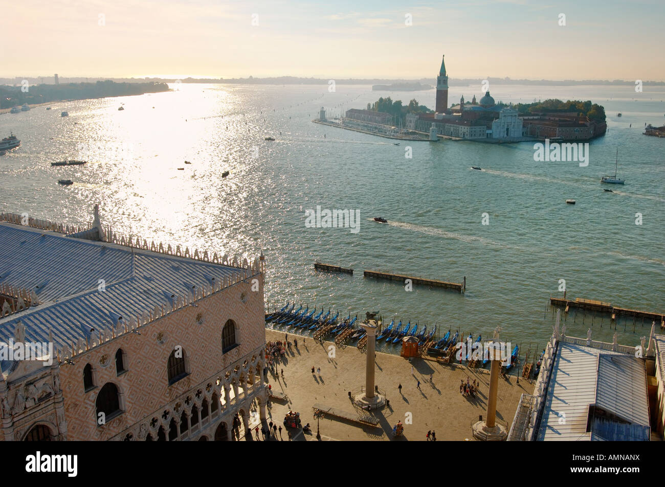 Venise Italie. Vue aérienne de la place Saint Marc en regardant vers l'île de San Giorgio Maggiore Banque D'Images