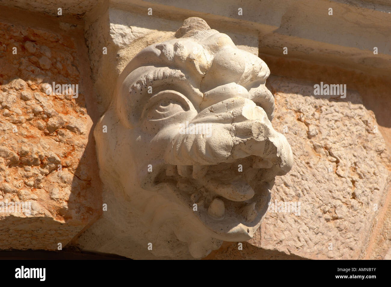 Venise Italie. Gros plan d'une sculpture de gargouille Banque D'Images