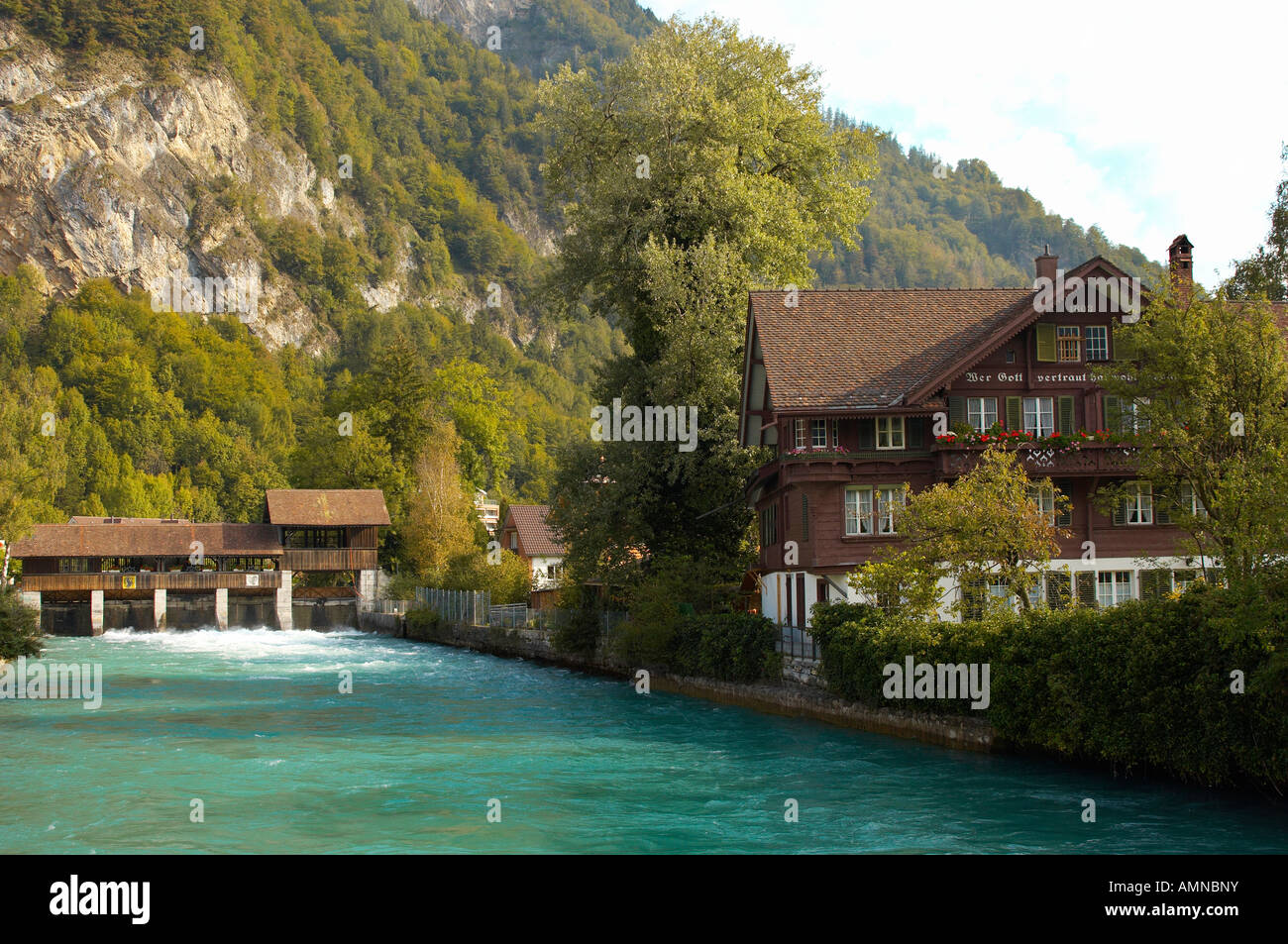 Alpes Bernoises Suisse Interlaken et la rivière wier en bois Banque D'Images