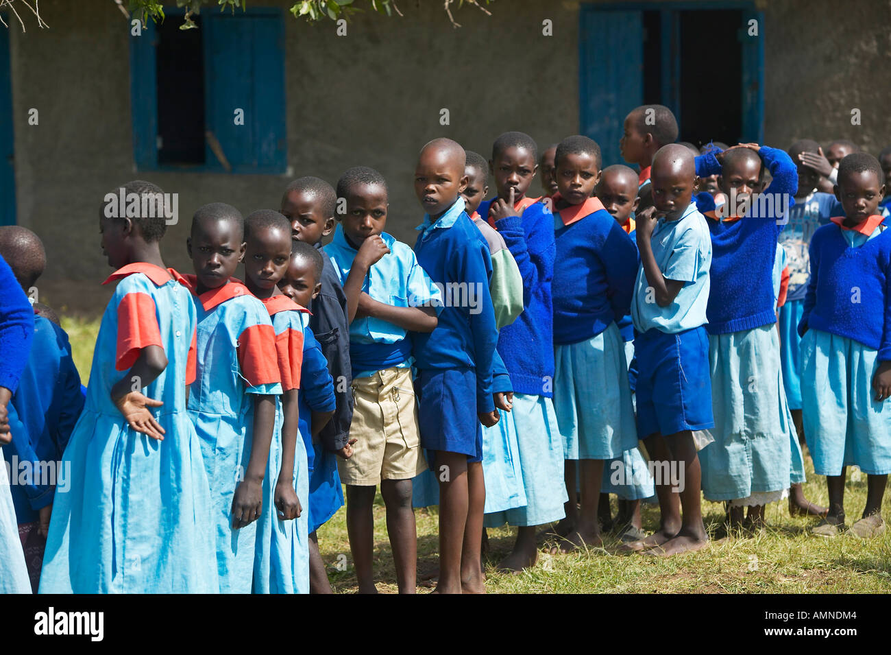 Les enfants dans la gamme bleu à l'école près de Parc national de Tsavo Kenya Afrique Banque D'Images