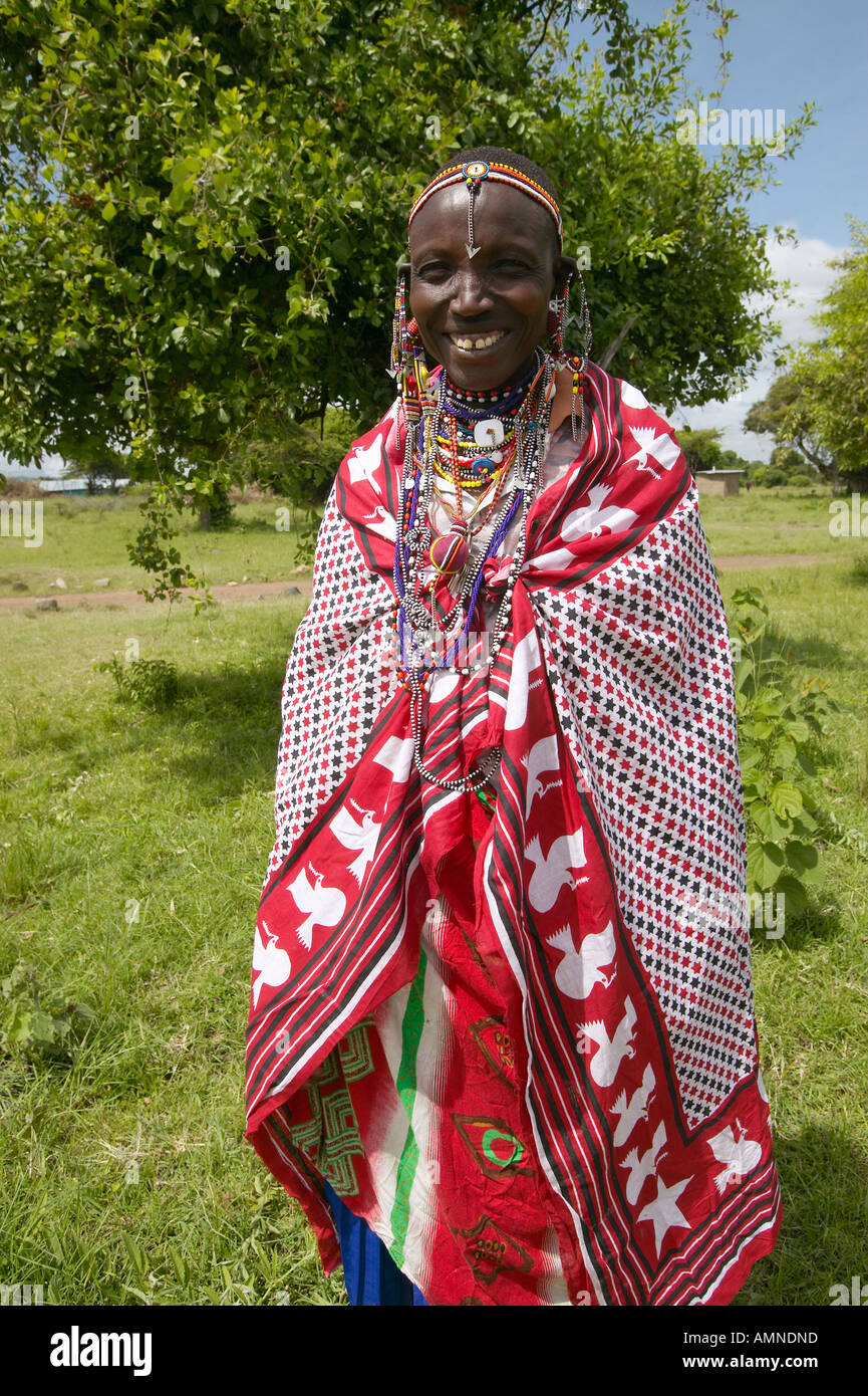Les femmes Masai en robe dans village près de Parc national de Tsavo Kenya Afrique Banque D'Images