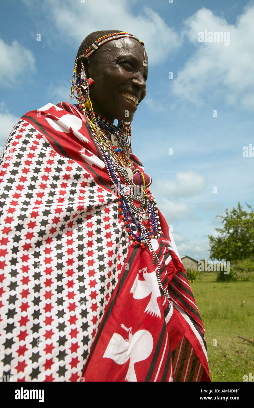 Les femmes Masai en robe dans village près de Parc national de Tsavo Kenya Afrique Banque D'Images