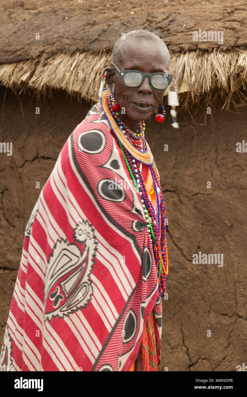Senior homme Masai aîné avec lunettes dans village près de Parc national de Tsavo Kenya Afrique Banque D'Images