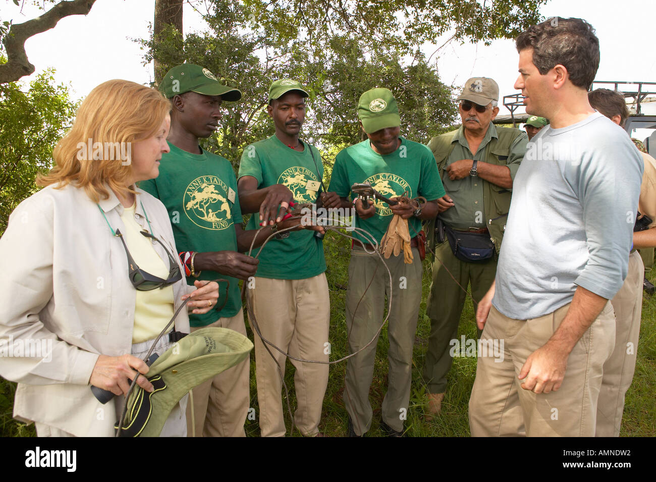 Wayne Pacelle Chef de la Humane Society of United States contrôle colletage anti patrouille dans le parc national de Tsavo Kenya Afrique Banque D'Images
