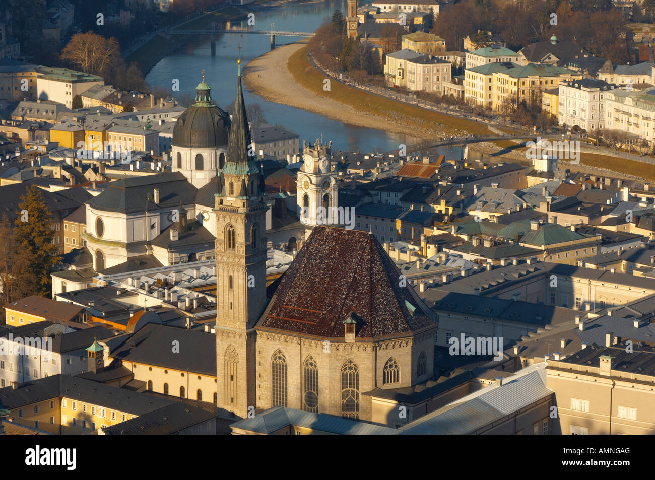 Vue du château de Salzbourg avec église franciscaine Banque D'Images