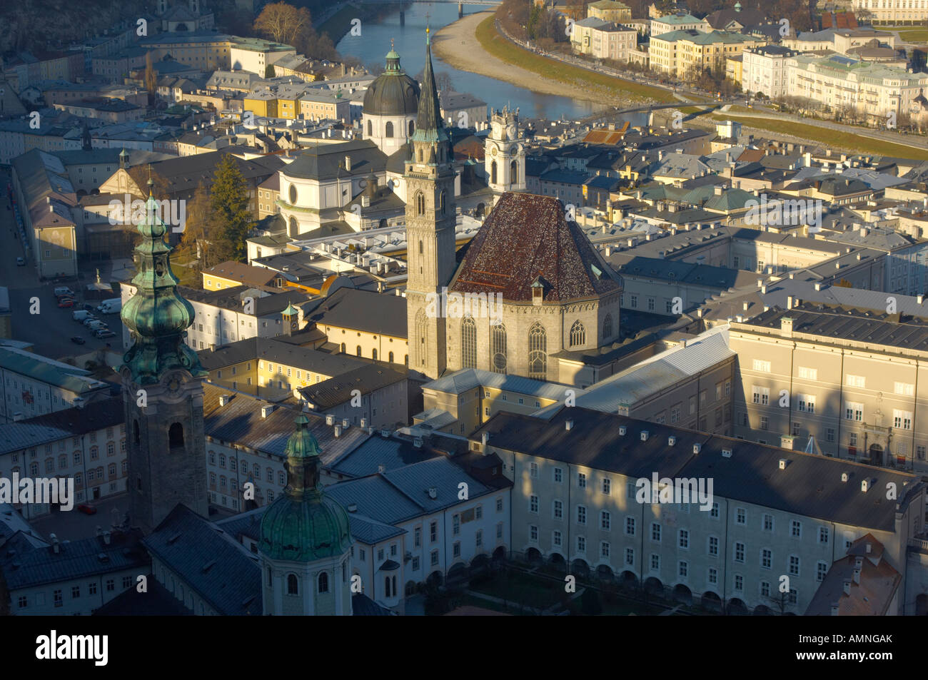 Vue du château de Salzbourg avec église franciscaine Banque D'Images