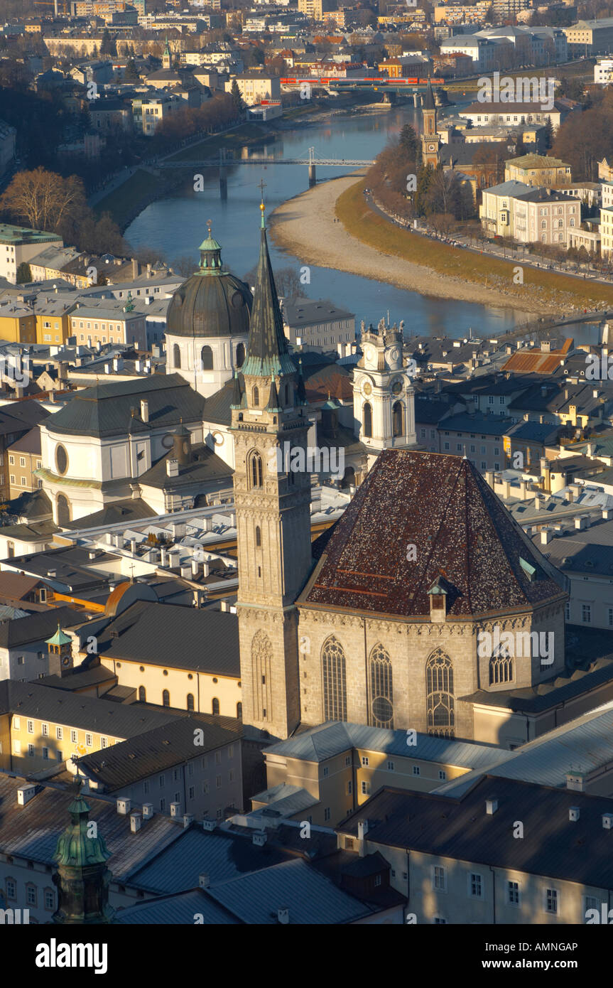Vue du château de Salzbourg avec l'église des Franciscains Banque D'Images