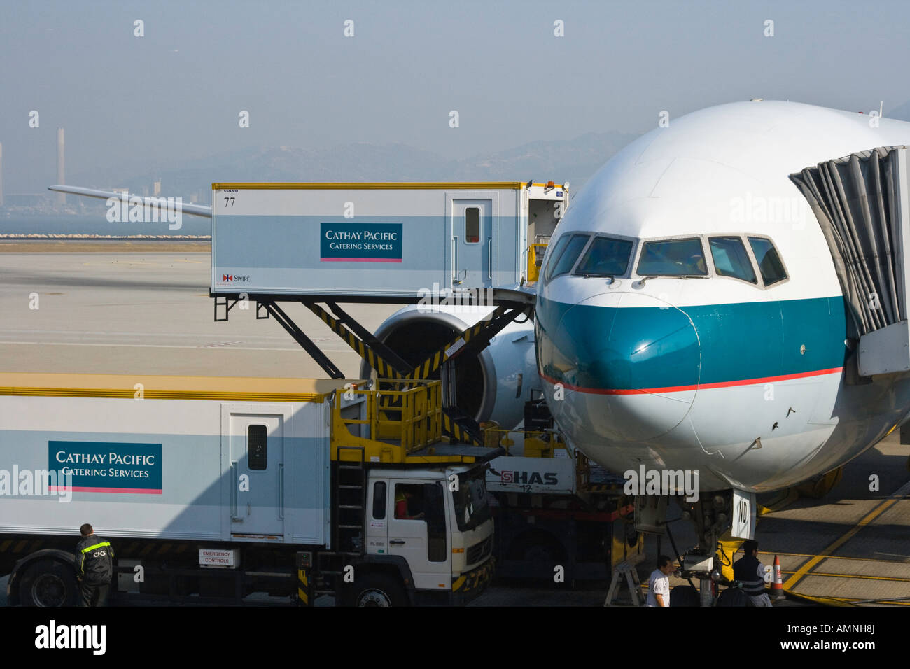 Traiteur repas à bord de chargement sur l'avion Banque D'Images