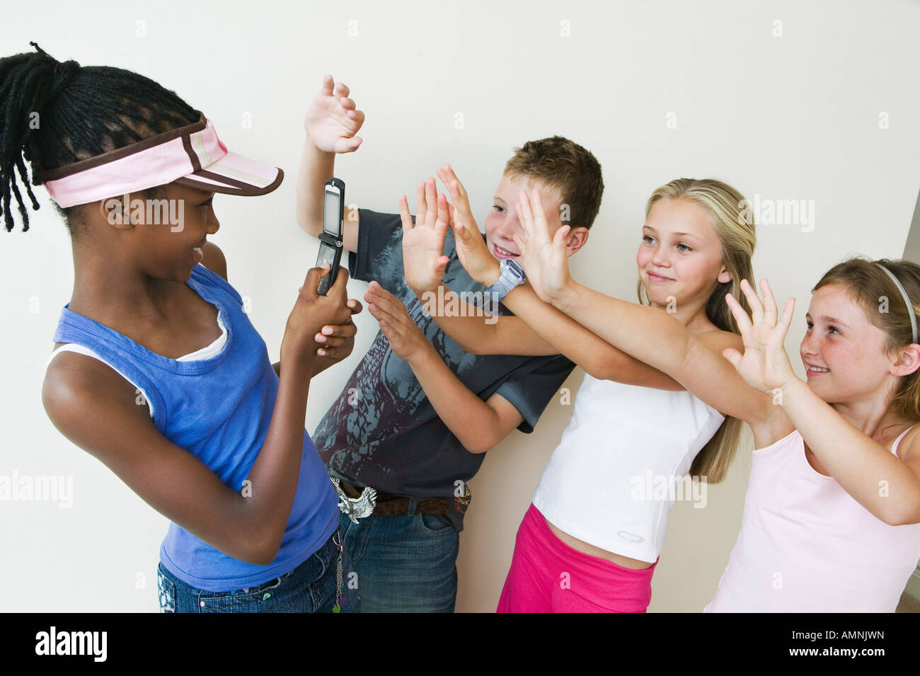 Les enfants à l'aide téléphone appareil photo Banque D'Images