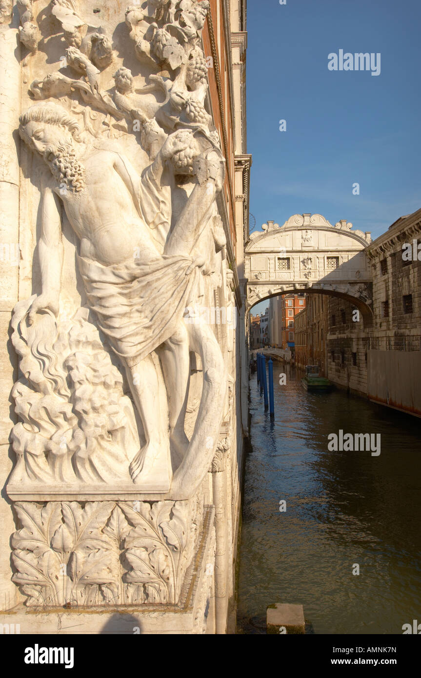 Un gros plan d'une sculpture et le Pont des Soupirs et le Palais des Doges, la Place Saint Marc, Venise Italie Banque D'Images