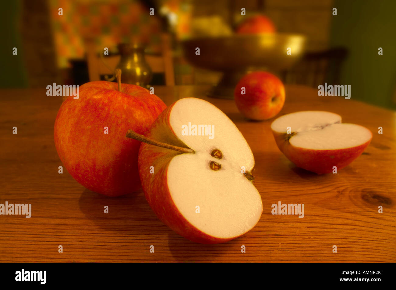 Tranches de pommes rouges sur une table en pin dans une cuisine Banque D'Images