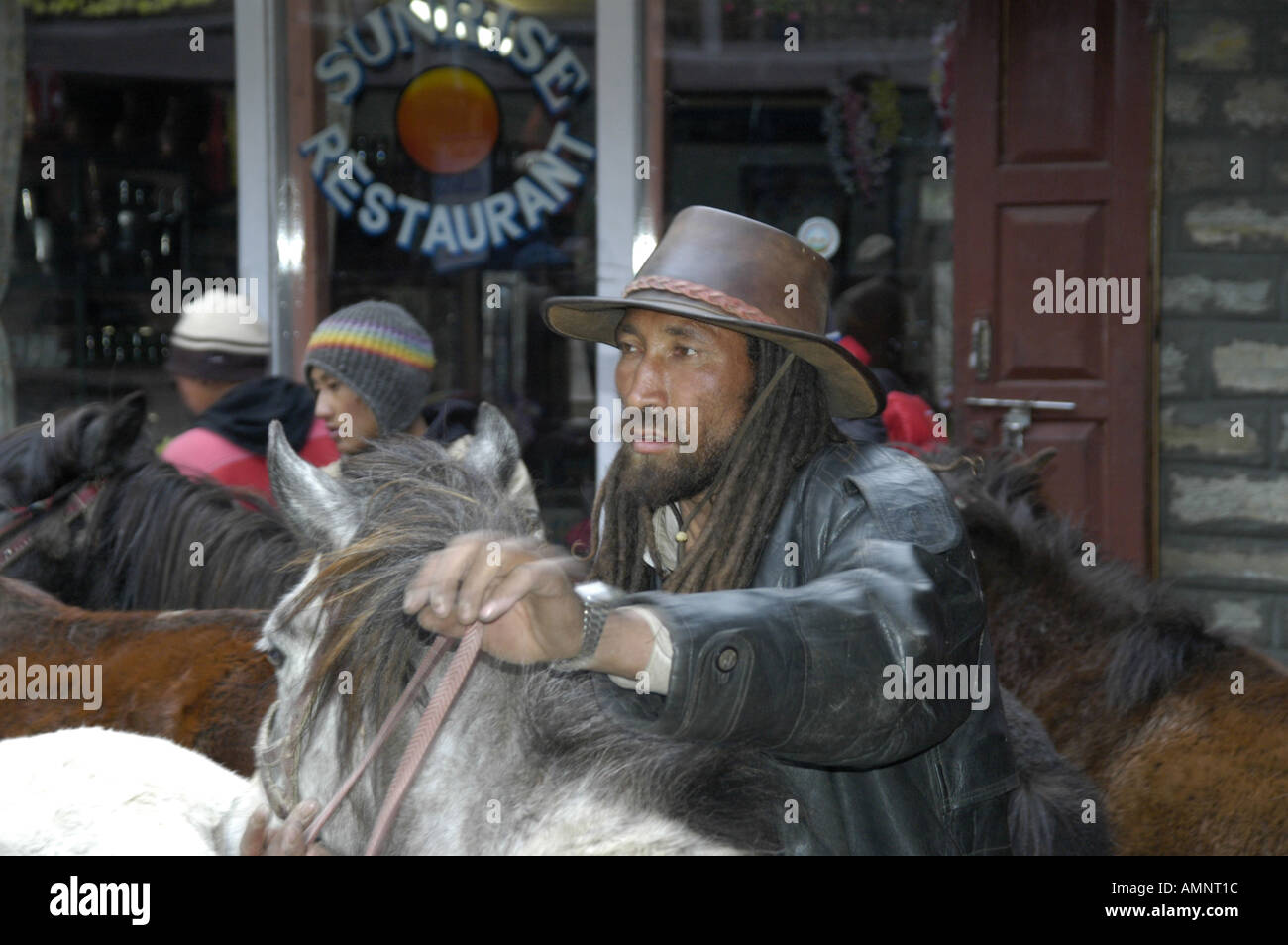 Cowboy népalais avec poils rasta cuir chapeau et blouson de cuir à son  cheval Chame Région Annapurna Népal Photo Stock - Alamy