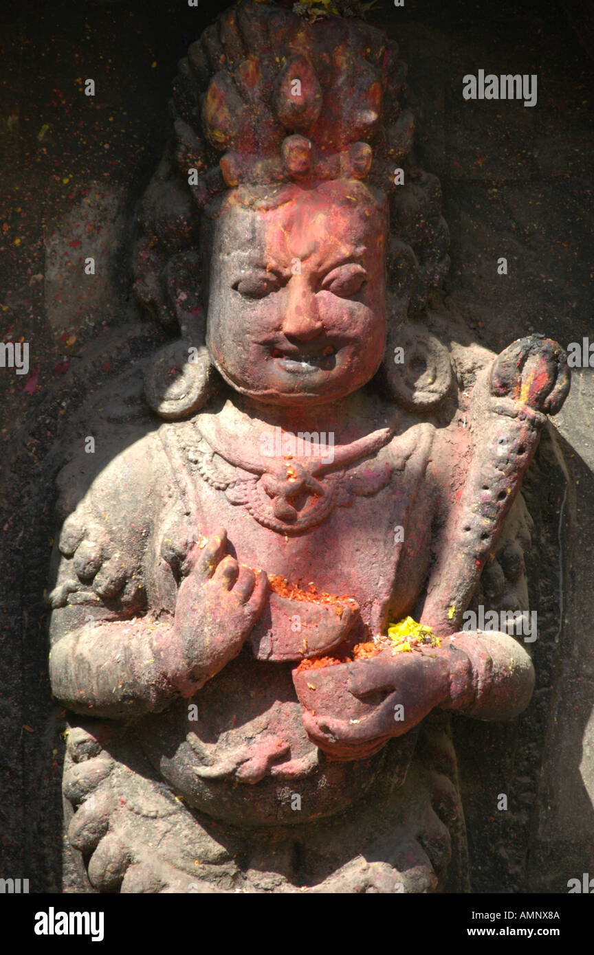 Ancienne figure de secours de dieu Vishnu avec de la peinture rouge Katmandou Népal Banque D'Images