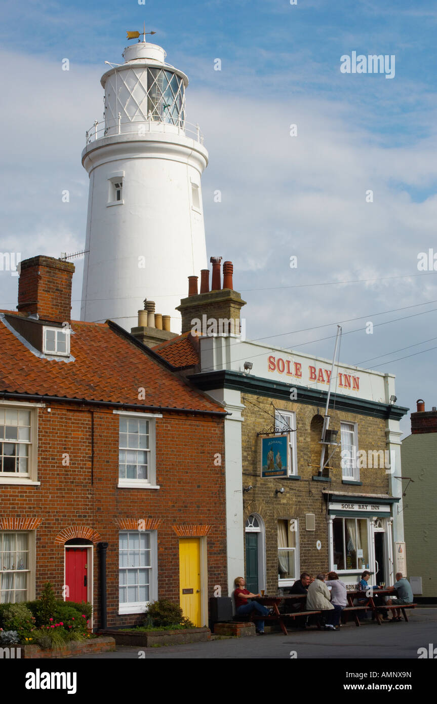 Adnam sa seule Bay brewery pub avec Southwold lighthouse derrière, Suffolk est de l'Angleterre. Banque D'Images