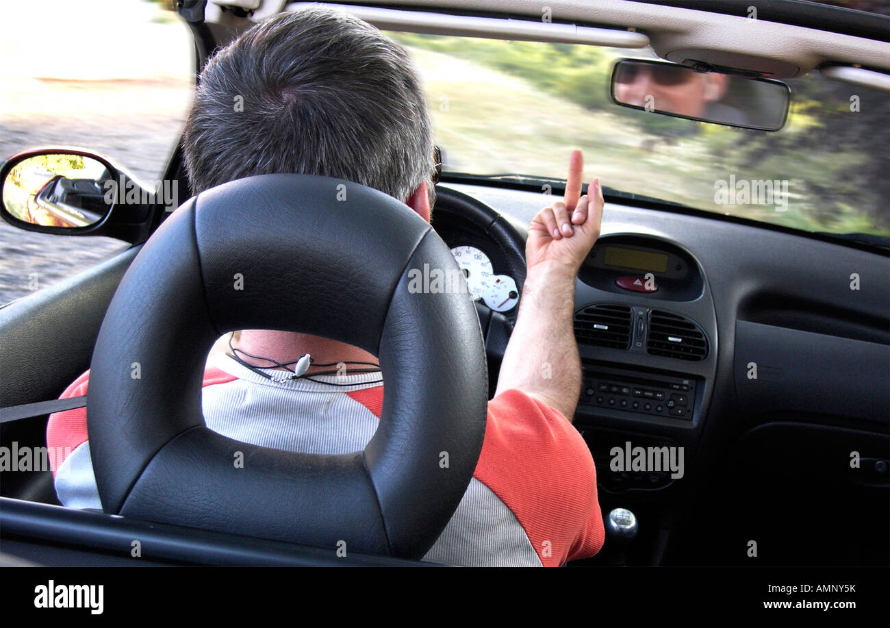 Road Rage - irriter angry man driver donnant un geste d'un doigt Banque D'Images