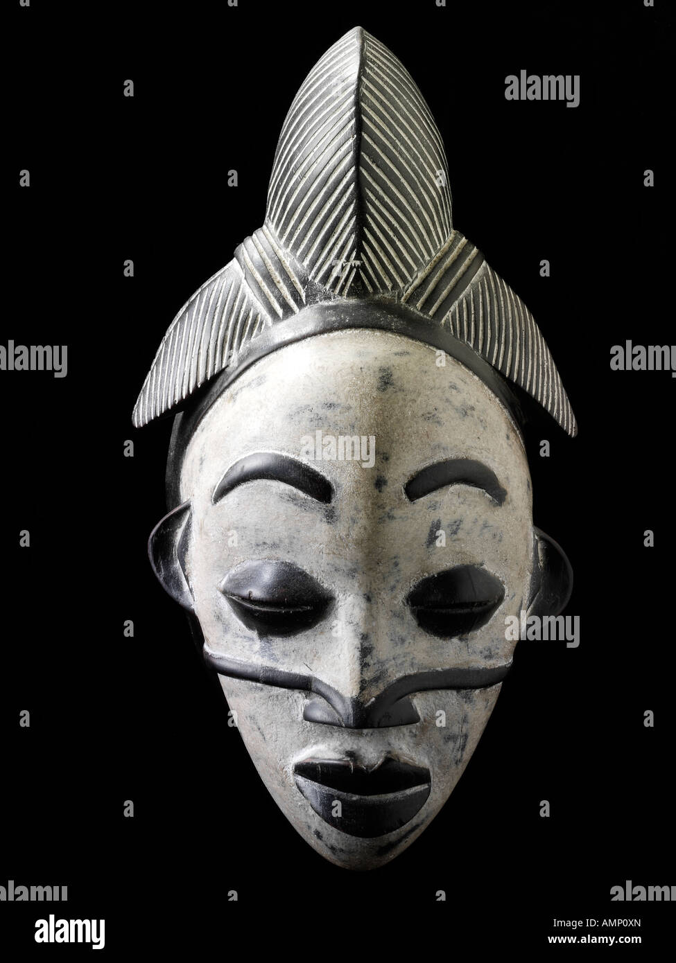 Traditionnelle ethnique masque africain. L'art et l'artisanat. Banque D'Images