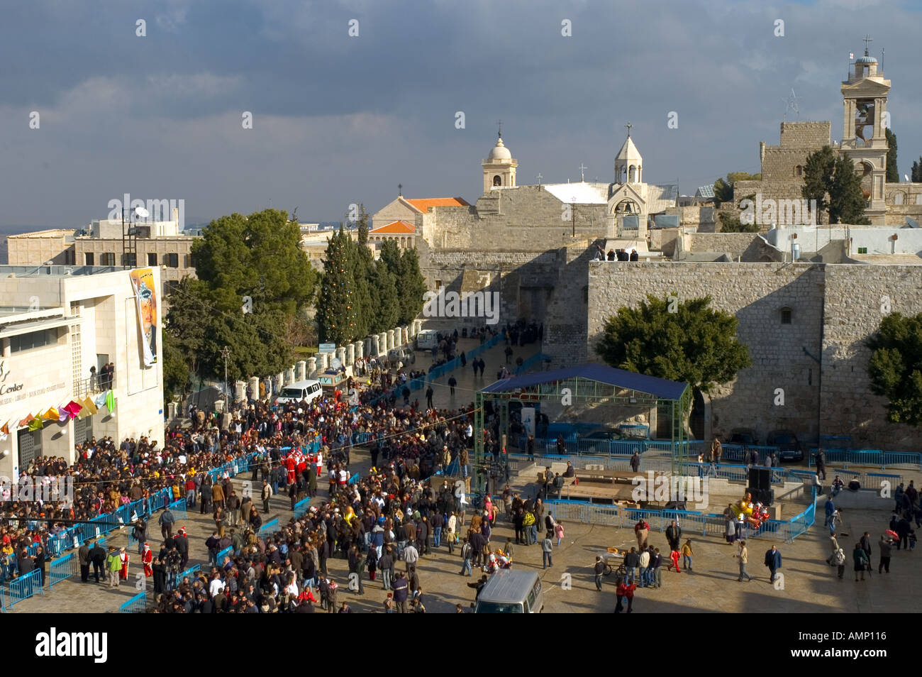 L'Autorité palestinienne, la place de la crèche de Bethléem et l'église de la nativité vue surélevée avec foule le jour de Noël Banque D'Images