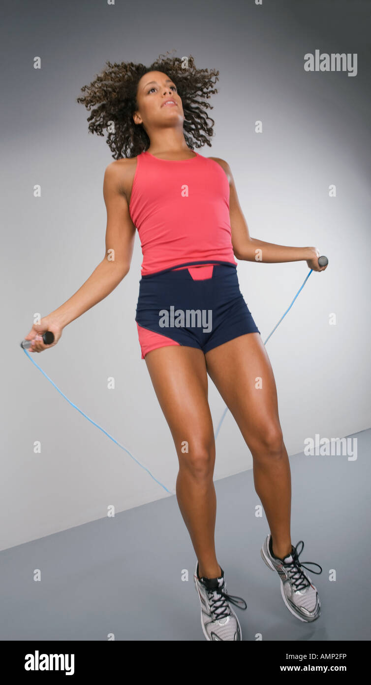 African woman jumping rope Banque D'Images