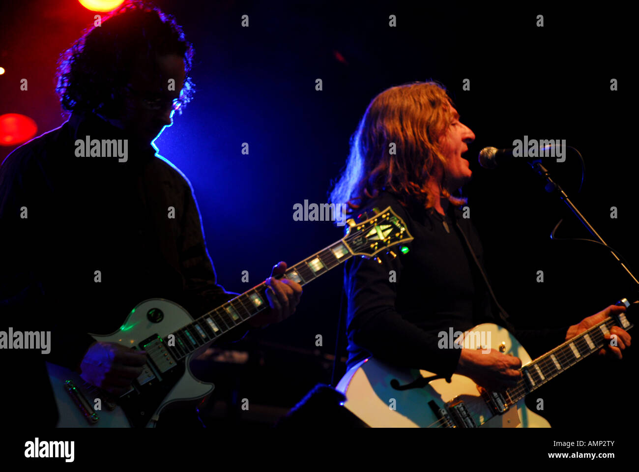 Le chanteur et guitariste Davy Carton, le guitariste Leo Moran et le  bassiste de la vu des médecins de l'Wychwood Festival 2006 Photo Stock -  Alamy