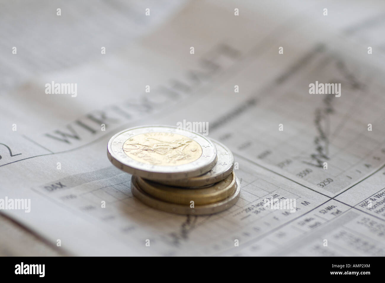 Pile de pièces en euro sur journal Banque D'Images