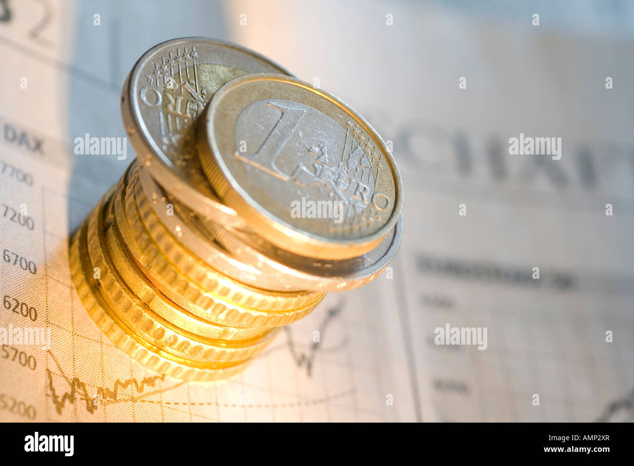 Pile de pièces en euro sur journal Banque D'Images