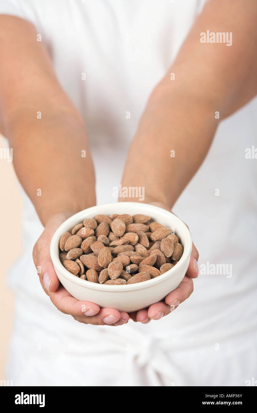 Bol d'amandes dans woman's hands Banque D'Images