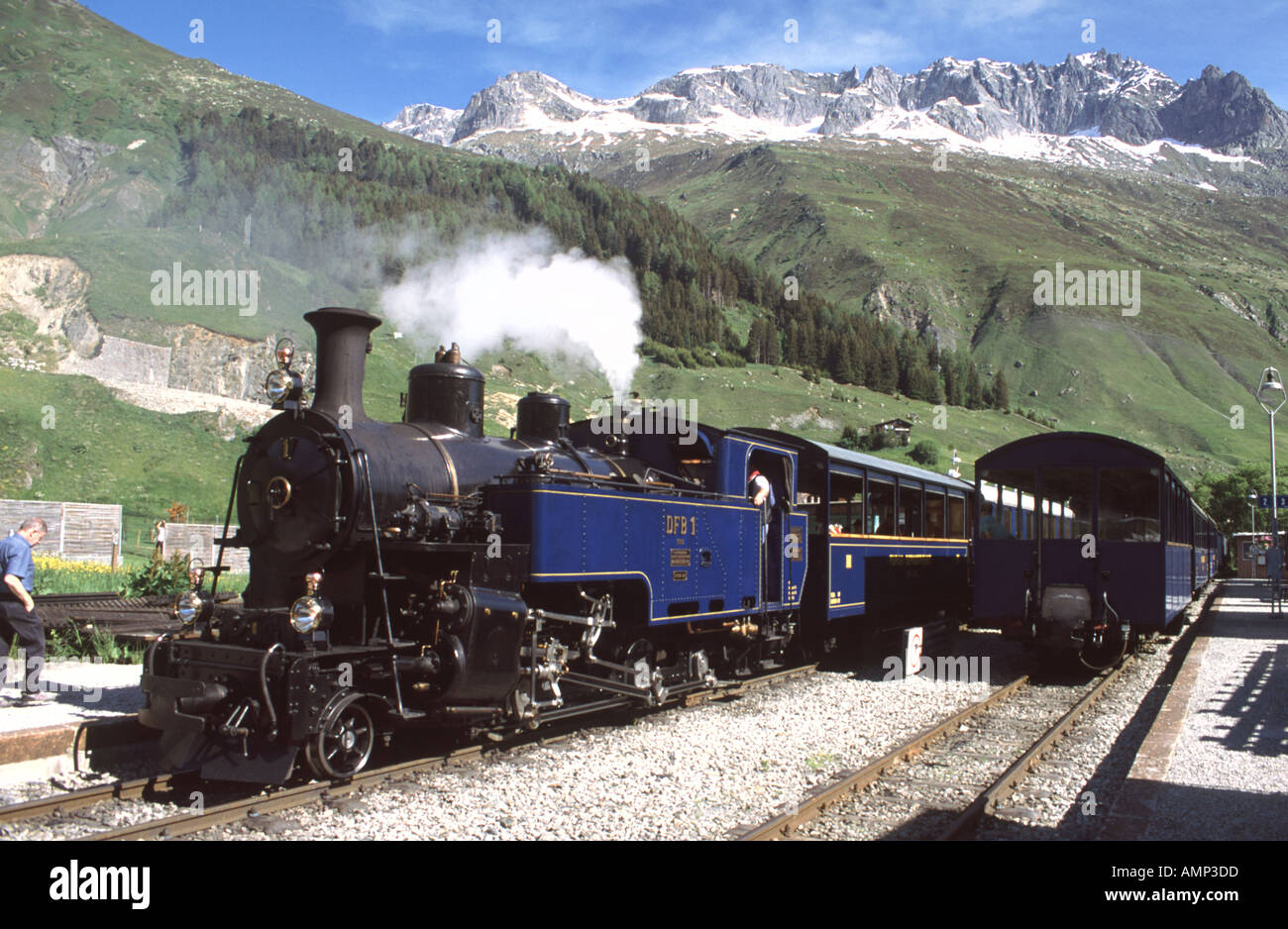 Conserves de machine à vapeur avec le train prêt à partir Realp pour traverser le col de la Furka à Gletsch Banque D'Images