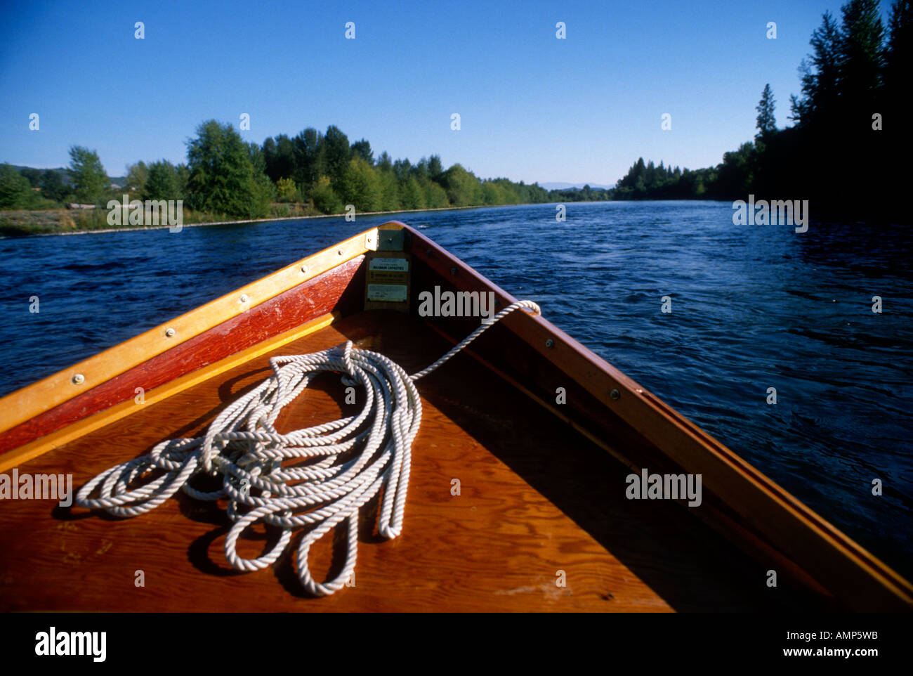 Proue de bateau avec corde sur le Rogue River dans l'Oregon Banque D'Images