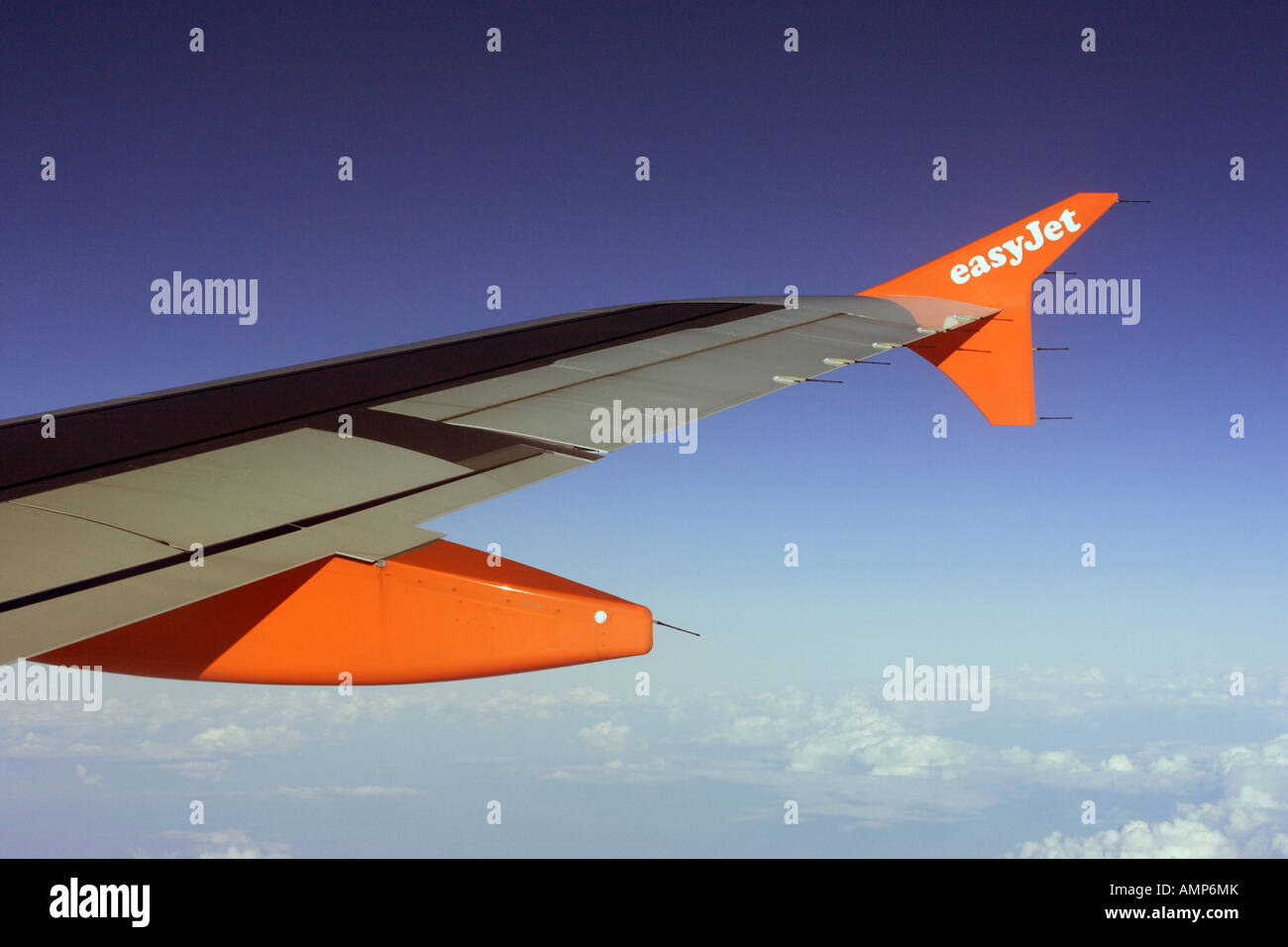 Ailes d'un avion easyJet contre un ciel bleu Banque D'Images