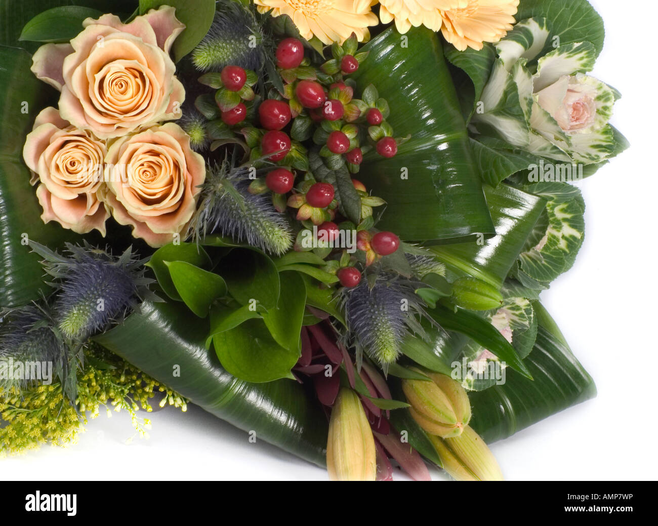 Libre de petites fleurs jaunes, roses jaunes, rouges et vert foncé feuilles en bouquet Banque D'Images