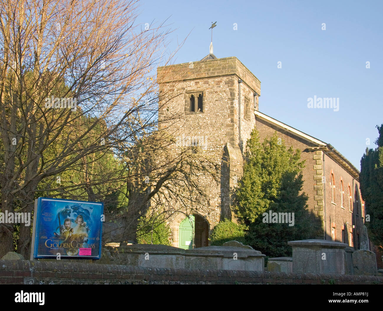 Une affiche publicitaire montrant un film dans un cinéma à temps partiel dans une église désaffectée maintenant un centre d'arts à Lewes East Sussex Banque D'Images