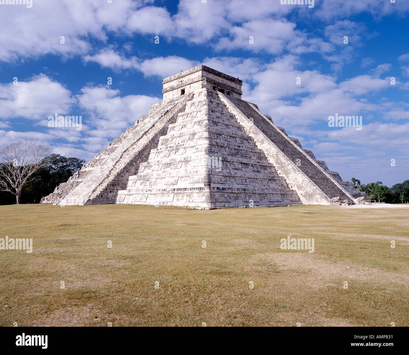 El Castillo, l'élément central de la pyramide Chichen Itza ruines Maya au Mexique. Banque D'Images