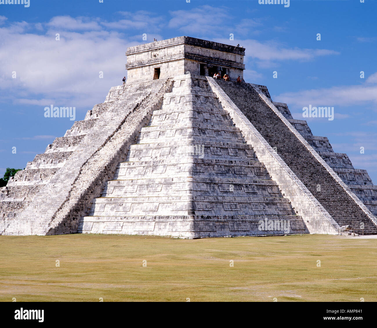 El Castillo, l'élément central de la pyramide Chichen Itza ruines Maya au Mexique. Banque D'Images