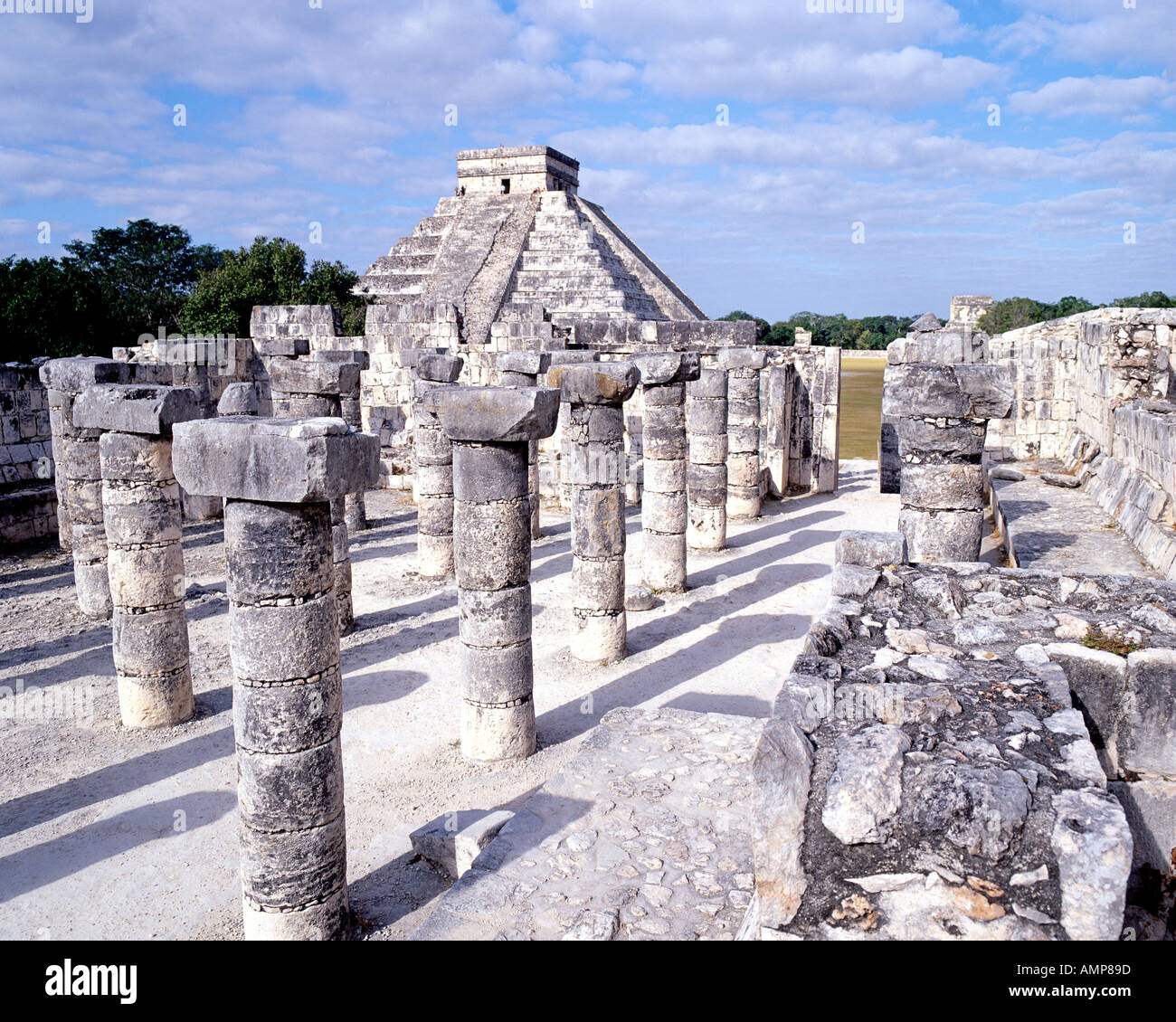 Le temple des mille colonnes et El Castillo, qui fait partie de l'historique des ruines mayas de Chichen Itza site archéologique au Mexique. Banque D'Images