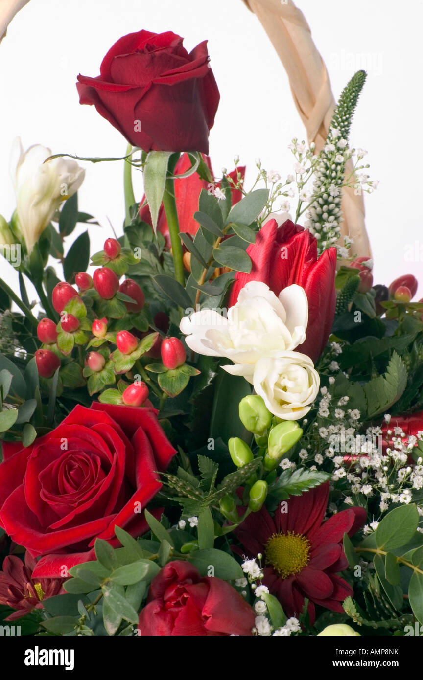 Bouquet de roses rouges, fleurs blanches, des anges, des cheveux et un assortiment de verdure Banque D'Images