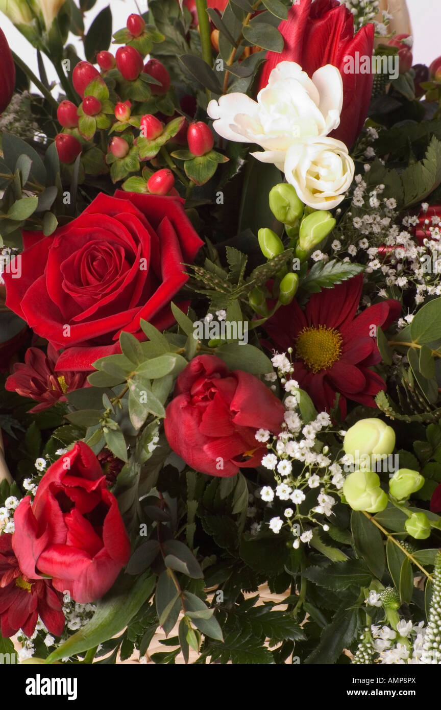 Bouquet de roses rouges, fleurs blanches, des anges, des cheveux et un assortiment de verdure Banque D'Images