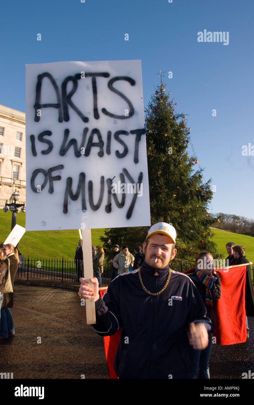 Paul Currie est titulaire d'un panneau 'Arts est de taille muny' avec une orthographe et de grammaire à une protestation contre les coupes budgétaires Banque D'Images