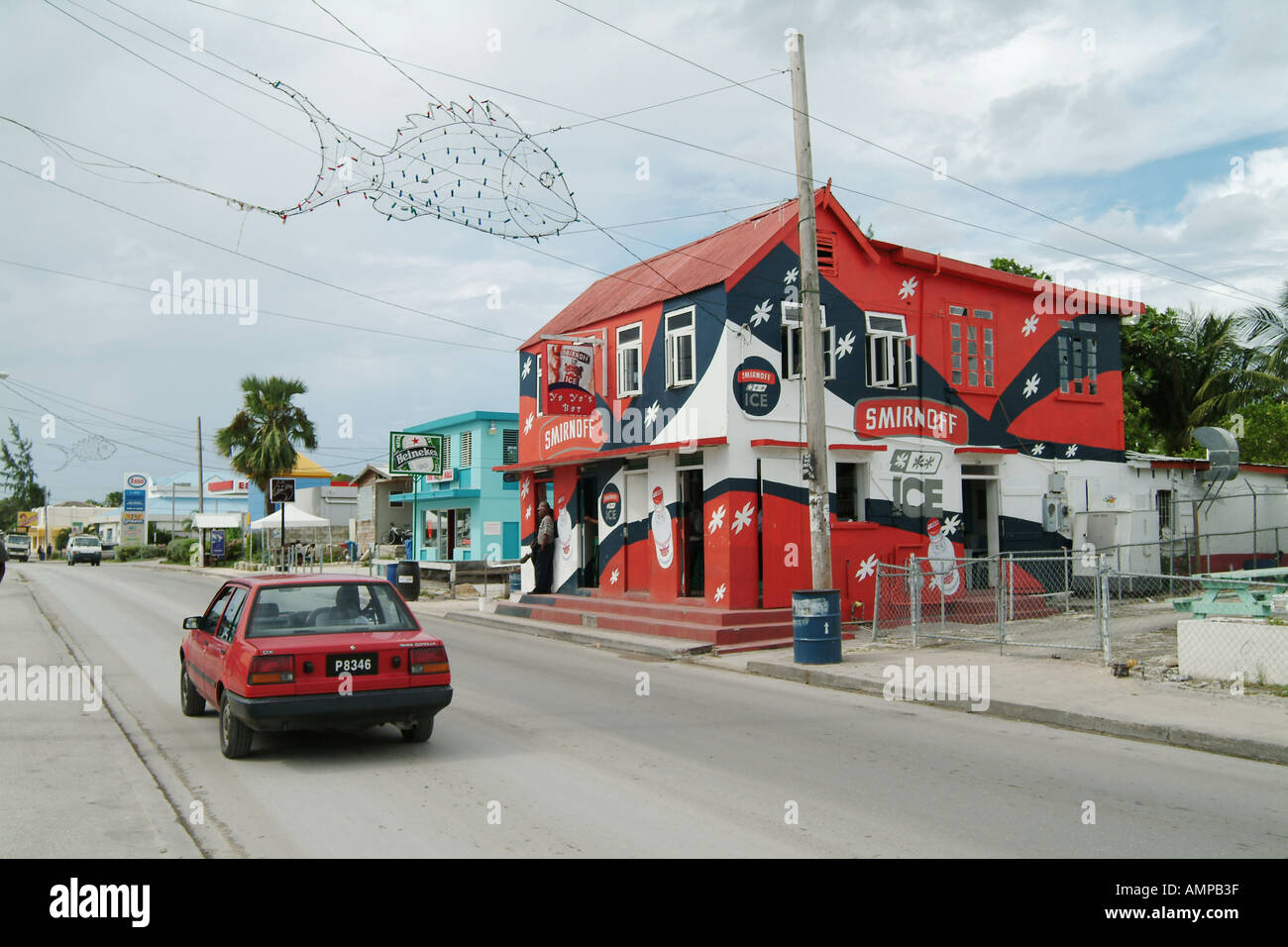 Boutique rhum de marque Smirnoff dans village de pêcheurs Barbados Oistins Banque D'Images