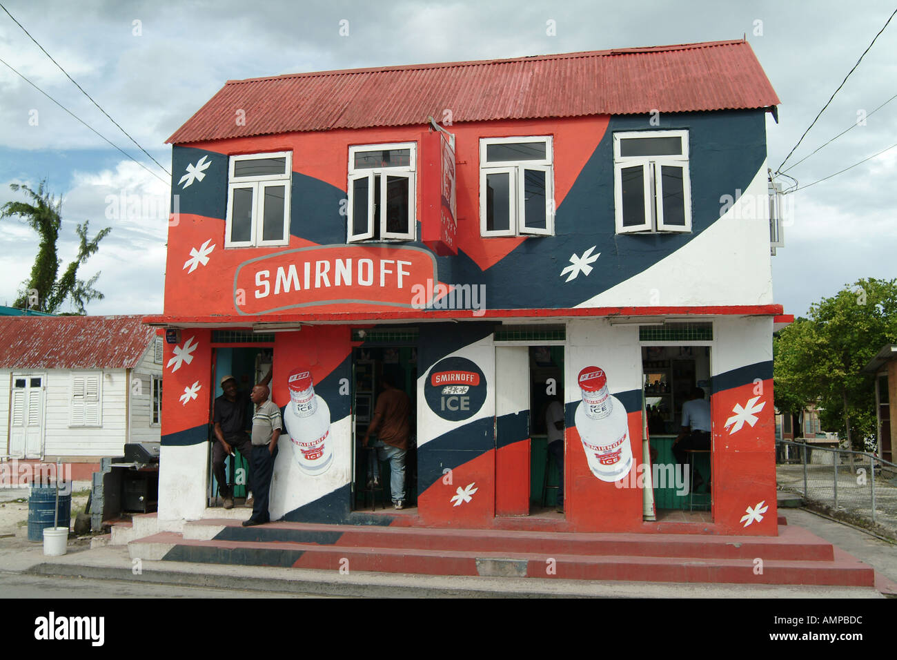 Boutique rhum de marque Smirnoff dans village de pêcheurs Barbados Oistins Banque D'Images