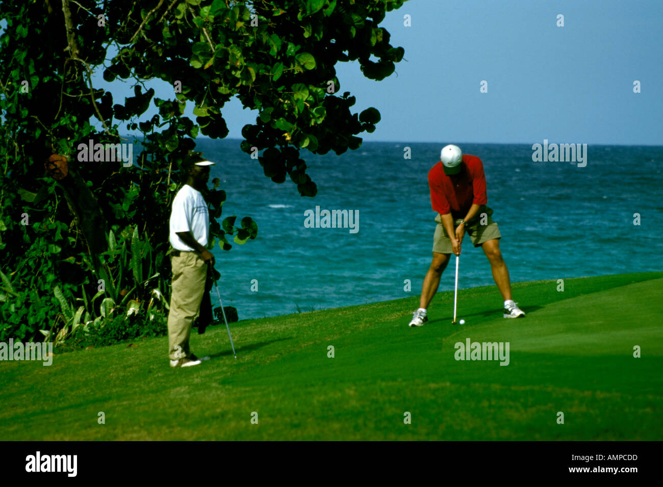 Un golfeur est vu près de l'océan à l'Wyndhan Resort en Jamaïque Banque D'Images