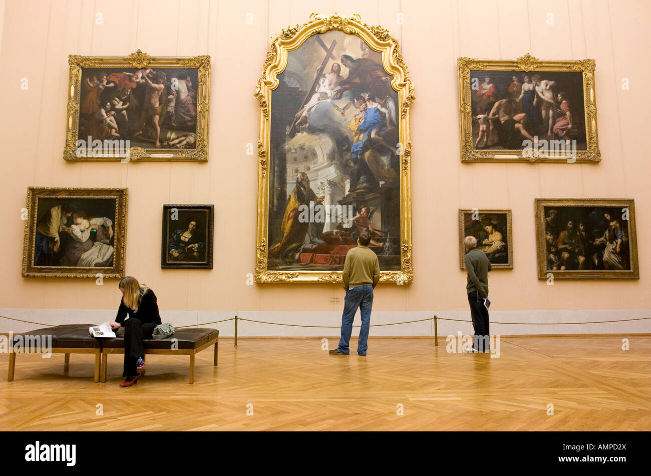 Ancienne Pinacothèque de Munich Alte Pinakothek, Munich des visiteurs en face du tableau l'Adoration des Mages par Giovanni Battista Banque D'Images