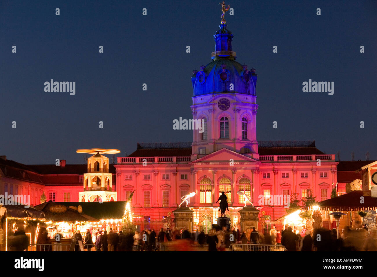 Allumé le château de Charlottenburg la résidence d'été des rois Prussiens construit de 1695 à 1713 Banque D'Images