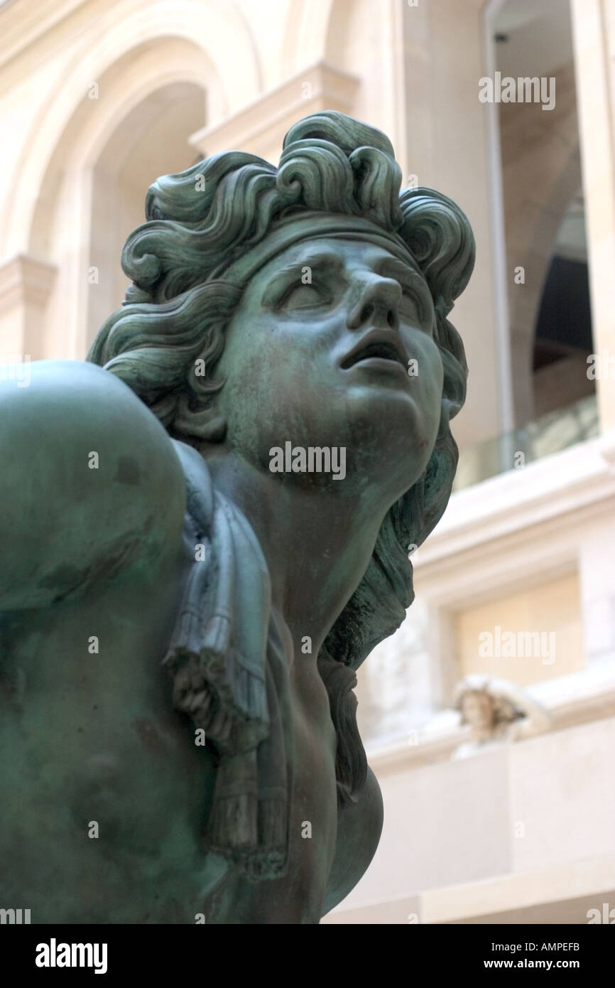 On peut voir les détails de cette sculpture en bronze d'un dieu grec à la louve Museum in Paris France Banque D'Images