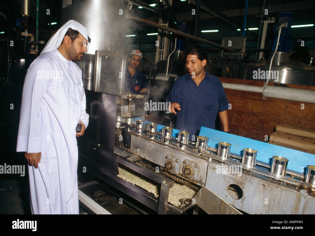 UAE Dubai Jebel Ali Free Trade Zone remplissaient les boîtes d'une usine de conserves Banque D'Images