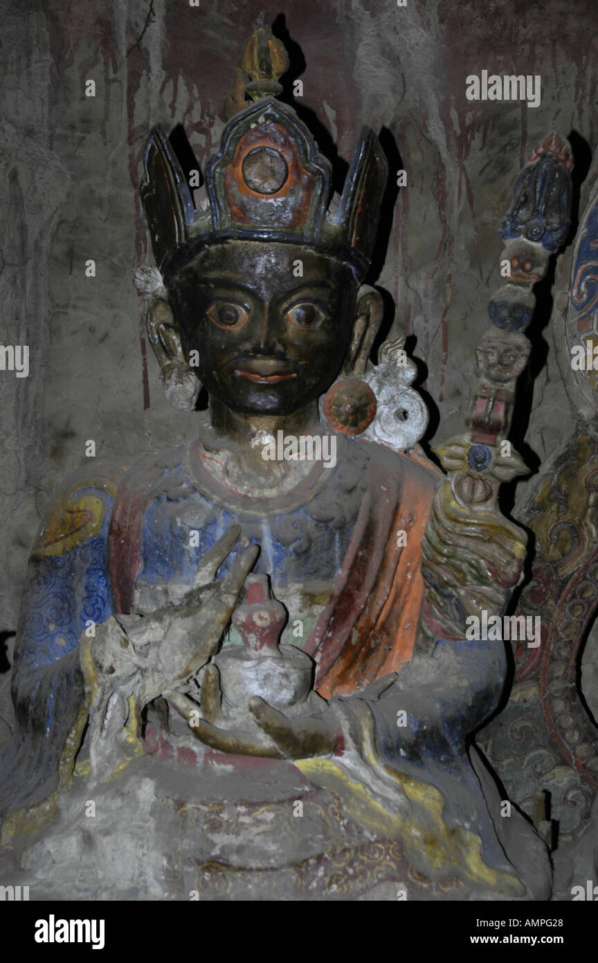 La figure religieuse dans un vieux temple bouddhiste Phu Nar Phu Annapurna Népal Région Banque D'Images