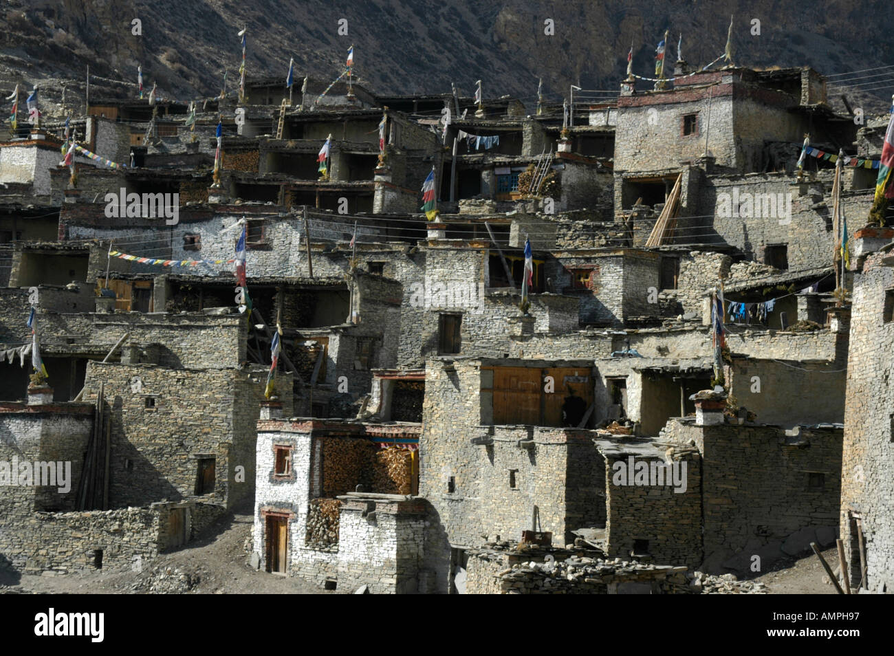 Maisons imbriquées en pierres avec des toits plats Nar Nar Phu Annapurna Népal Région Banque D'Images