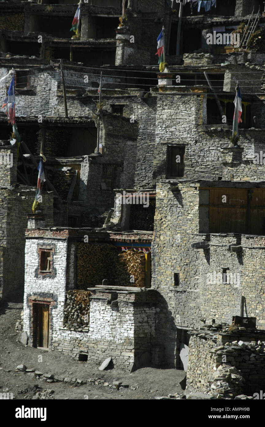 Maisons imbriquées en pierres avec des toits plats Nar Nar Phu Annapurna Népal Région Banque D'Images